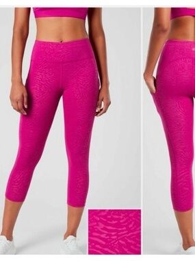 Athleta Ultimate Stash Pocket Printed Capri Leggings Pink Embossed Snake Print S